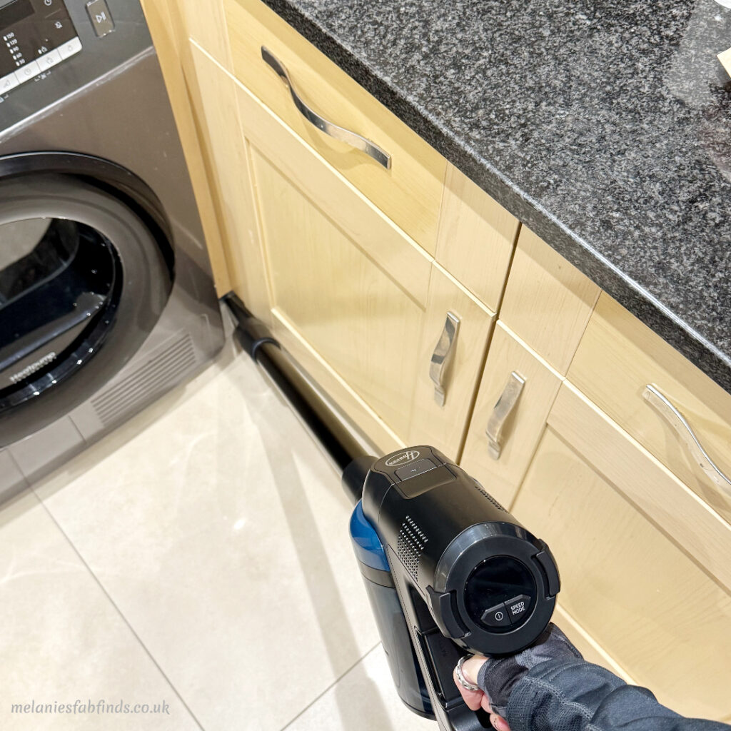 Hoover Cordless Vacuum Cleaner with Anti Hair Wrap